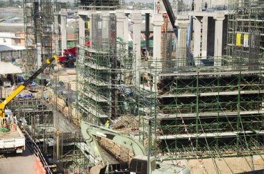 Asyalılar ve Tay ağır makine Oluşturucu yeni bina sitesi inşaat iskele başkenti Bangkok, Tayland, tarih yüksek katlı bina, çalışma arkadaşlarınızla.