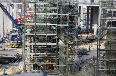 Asyalılar ve Tay ağır makine Oluşturucu yeni bina sitesi inşaat iskele başkenti Bangkok, Tayland, tarih yüksek katlı bina, çalışma arkadaşlarınızla.