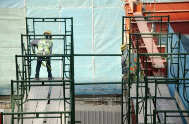 Asyalılar ve Tay ağır makine Oluşturucu yeni bina sitesi inşaat iskele başkenti Bangkok, Tayland, tarih yüksek katlı bina, çalışma arkadaşlarınızla.