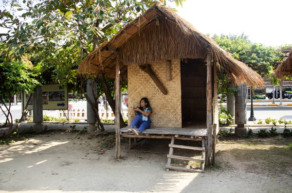 Asia Tailandesa Mujer Viaje Visita Sentado Patio Bambú Choza Paja — Foto de Stock