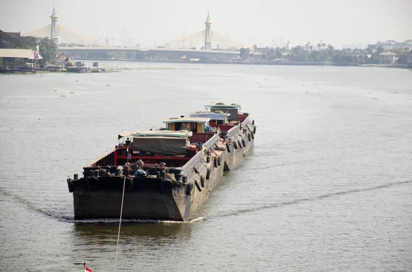 Asiáticos Tailandeses Navegando Barcaza Remolcador Buque Carga Chao Phraya Río — Foto de Stock