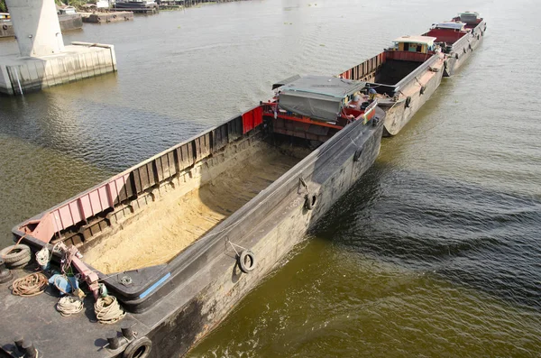 Asiáticos Tailandeses Navegando Barcaza Remolcador Buque Carga Chao Phraya Río — Foto de Stock