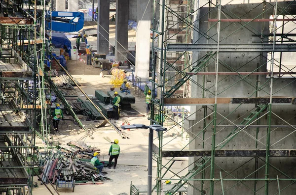 泰国首都曼谷建筑工地高层建筑上的亚洲人和泰国工人与重型机械工程建设者新楼 — 图库照片