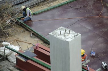 Asya Tay insanlar çalışan kaynak çelik takviye metal çerçeve üzerinde 16 Şubat 2017 Nonthaburi, Tayland için Beton dökme için yapım inşaat sitesinde