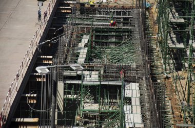 Asyalılar ve Tay ağır makine Oluşturucu yeni bina sitesi inşaat iskele başkenti Bangkok, Tayland, tarih yüksek katlı bina, çalışma arkadaşlarınızla.