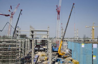 Asyalılar ve Tay ağır makine Oluşturucu yeni bina sitesi inşaat iskele başkenti Bangkok, Tayland, tarih yüksek katlı bina, çalışma arkadaşlarınızla.