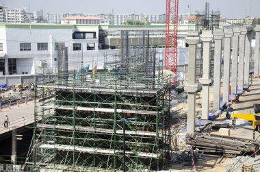 Asyalılar ve Tay ağır makine Oluşturucu yeni bina sitesi inşaat iskele başkenti Bangkok, Tayland, tarih yüksek katlı bina, çalışma arkadaşlarınızla.