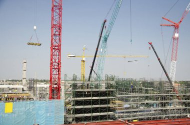 Asyalılar ve Tay ağır makine Oluşturucu yeni bina sitesi inşaat iskele başkenti Bangkok, Tayland, tarih yüksek katlı bina, çalışma arkadaşlarınızla.