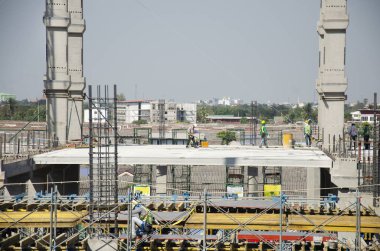 Asyalılar ve Tay ağır makine Oluşturucu yeni bina sitesi inşaat iskele başkenti Bangkok, Tayland, tarih yüksek katlı bina, çalışma arkadaşlarınızla.