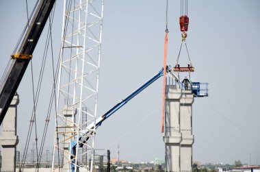 Asyalılar ve Tay ağır makine Oluşturucu yeni bina sitesi inşaat iskele başkenti Bangkok, Tayland, tarih yüksek katlı bina, çalışma arkadaşlarınızla.