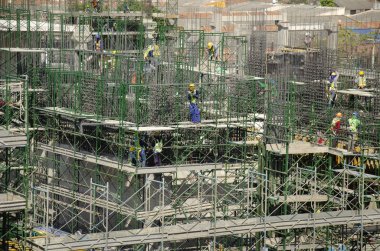 Asyalılar ve Tay ağır makine Oluşturucu yeni bina sitesi inşaat iskele başkenti Bangkok, Tayland, tarih yüksek katlı bina, çalışma arkadaşlarınızla.