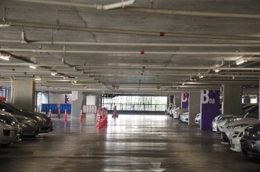 Tay insanlar ve yolcuları sürücü araba park Mağazası ve süpermarket alışveriş seyahat için bina ve Bangkok, Tayland alışveriş durdurmak için.