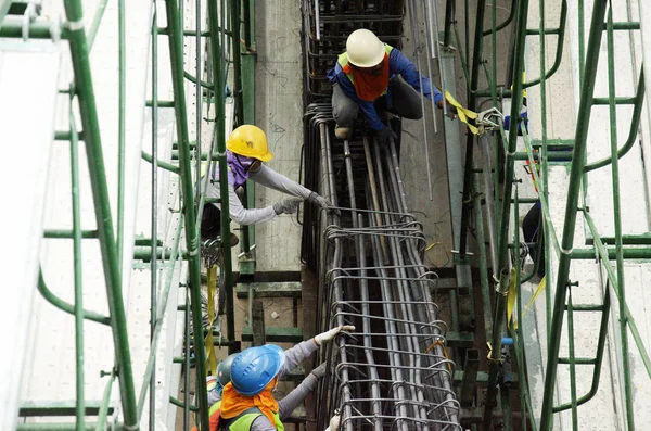 在泰国暖武里府的施工现场 亚洲人将金属棒编织成框架钢筋 用于浇筑混凝土 — 图库照片