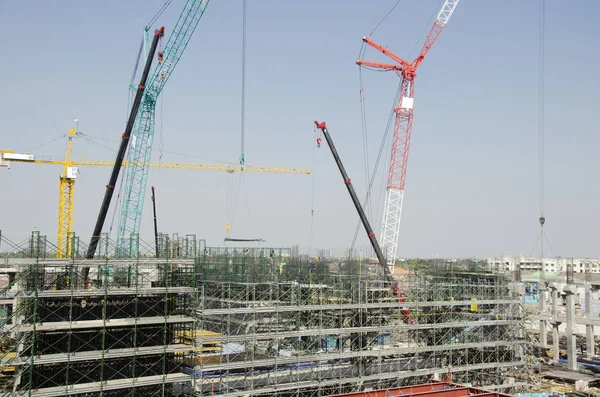 Asyalılar Tay Ağır Makine Oluşturucu Yeni Bina Sitesi Inşaat Iskele — Stok fotoğraf