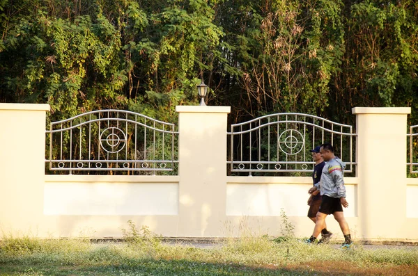 Gente Tailandesa Asiática Corriendo Trotando Haciendo Ejercicio Atardecer Parque Público — Foto de Stock