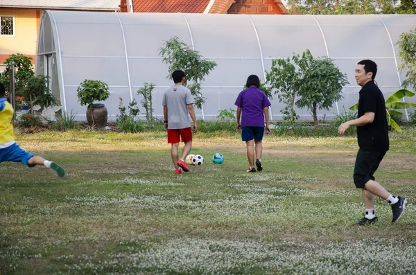 2017年2月17日 在泰国暖武里府的公共花园公园 亚洲泰国父亲与儿子在操场上训练和踢足球或踢足球 — 图库照片