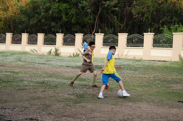 Asiático Tailandés Padre Entrenamiento Jugar Fútbol Fútbol Con Hijo Patio — Foto de Stock