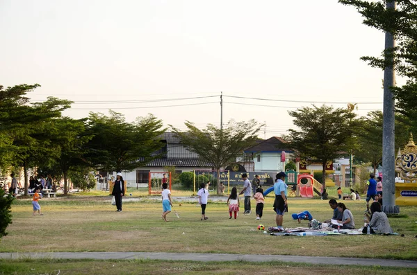 Aziatische Thaise Familie Ontspannen Spelen Met Picknick Mensen Joggen Oefening — Stockfoto