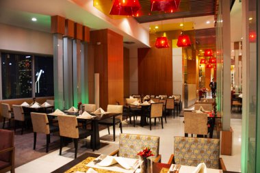 İç tasarım ve Dekorasyon Mobilya modern ve lüks Restoran akşam yemeği otelde 6 Aralık 2018 zamanında gece Bangkok, Tayland, Thailand yemek insanlar için