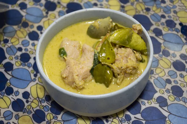 Zelfgemaakte Gerechten Thaise Groene Curry Met Kokosmelk Grijs Fishballs Pepers — Stockfoto