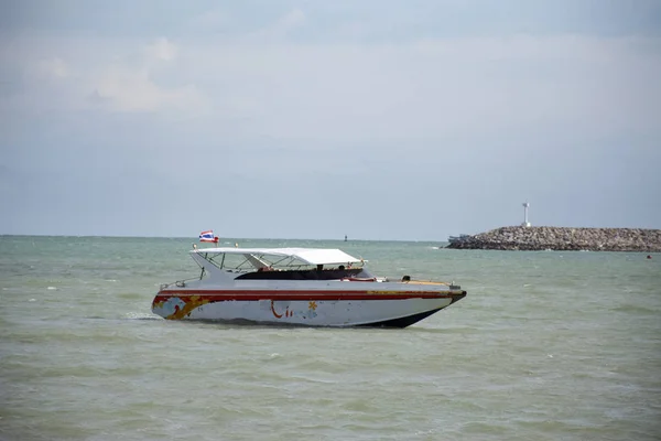 Thai People Driving Speed Boat Floating Sea Wait Service Receive — Stock Photo, Image