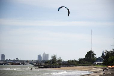 Tay sporcular ve spor pratik ve 3 Temmuz 2018: Rayong, Tayland için Ban Pae Plajı'nda okyanusa kiteboarding veya deniz uçurtma oynamak yabancı insanlar