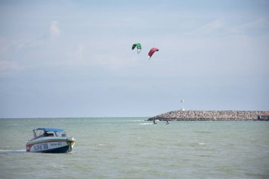 Tay sporcular ve spor pratik ve 3 Temmuz 2018: Rayong, Tayland için Ban Pae Plajı'nda okyanusa kiteboarding veya deniz uçurtma oynamak yabancı insanlar
