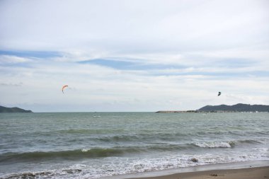 Tay sporcular ve spor pratik ve 3 Temmuz 2018: Rayong, Tayland için Ban Pae Plajı'nda okyanusa kiteboarding veya deniz uçurtma oynamak yabancı insanlar