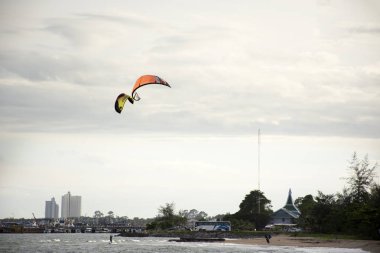 Tay sporcular ve spor pratik ve 3 Temmuz 2018: Rayong, Tayland için Ban Pae Plajı'nda okyanusa kiteboarding veya deniz uçurtma oynamak yabancı insanlar