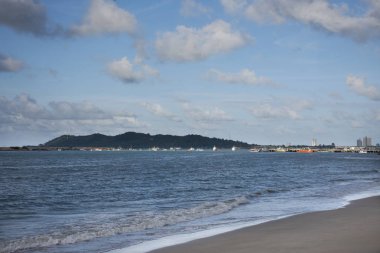 Rayong, Tayland için Ban Pae Beach Limanı, hareket ve su ve deniz balıkçı gemisi ile dalga hareketi durdurmak