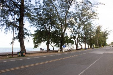 Tay insanlar sürme ve sürüş yasağı Phe köy kent, yolda 4 Temmuz 2018: Rayong, Tayland