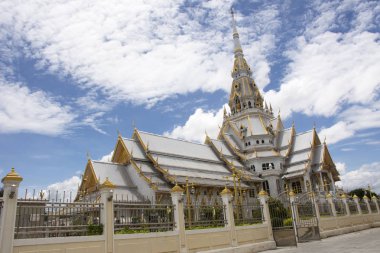 Ubosot, Wat Sothon Wararam Worawihan Tay insanlar için saygı dua ve Luang Phor Sothorn Buda heykeli nimet üstünde 4 Temmuz 2018 yılında Chachoengsao, Thailand.