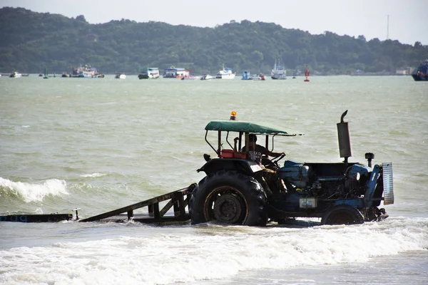 Tailandeses Dirigindo Trator Para Mar Para Manter Mover Barco Velocidade — Fotografia de Stock