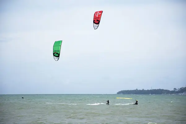 Таиландские Спортсмены Иностранцы Занимаются Спортом Играют Кайтбординг Морского Змея Океане — стоковое фото