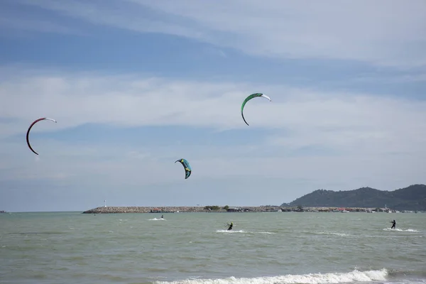 Tajski Sportowców Cudzoziemca Osób Uprawiających Sport Gry Kite Kiteboarding Lub — Zdjęcie stockowe