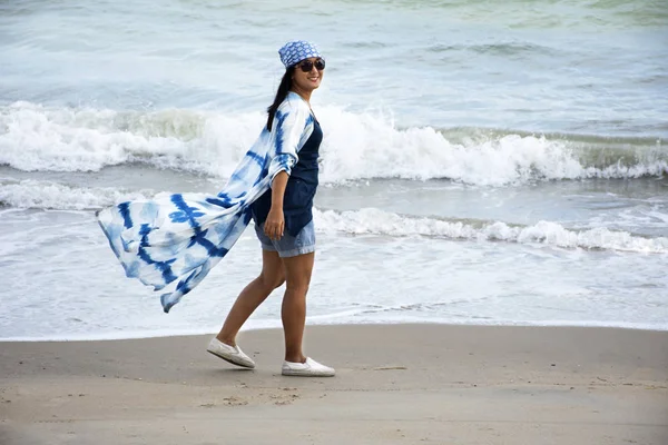 Viajero Tailandés Mujeres Con Ropa Índigo Jugando Relajarse Solo Playa — Foto de Stock