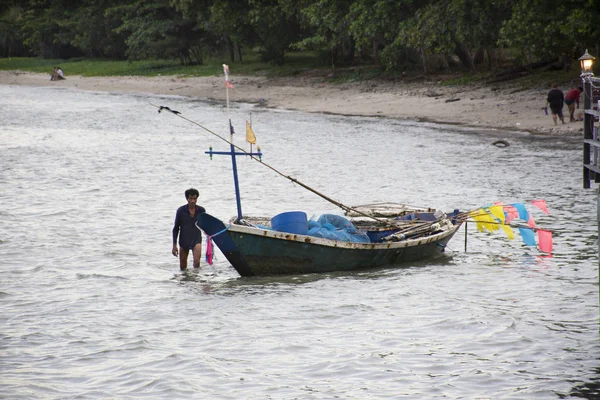 Thailändischer Fischer Stoppt Schwimmendes Hölzernes Fischerboot Und Wartet Auf Den — Stockfoto