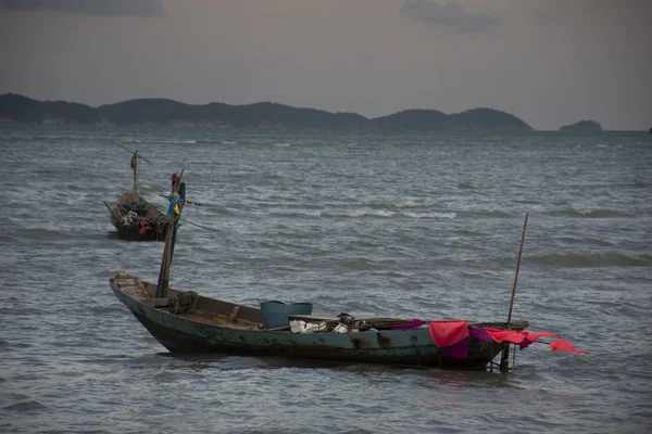 Pescador Tailandês Parando Barco Pesca Madeira Flutuante Parar Esperar Para — Fotografia de Stock