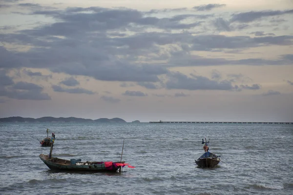 Pescador Tailandés Deteniendo Barco Pesquero Madera Flotando Detener Esperar Captura — Foto de Stock