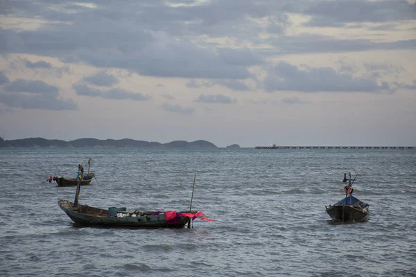 Pescador Tailandês Parando Barco Pesca Madeira Flutuante Parar Esperar Para — Fotografia de Stock