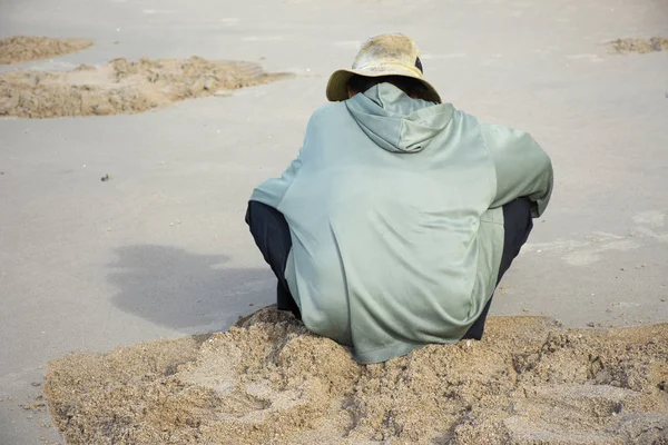 Тайские Пожилые Женщины Используют Ковш Копать Найти Раковину Моллюсков Пляже — стоковое фото