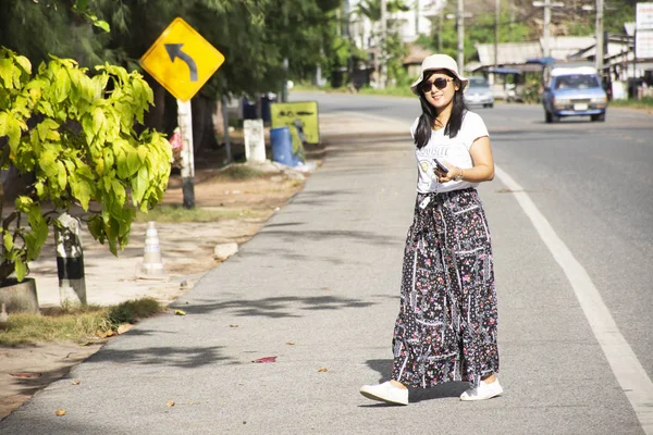 Travelers Thai Woman Walking Next Road Ban Phe Street Banphe — Fotografia de Stock