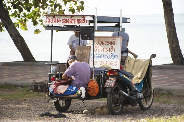 Старые Тайцы Обслуживали Ремонтные Ботинки Телеге Коляской Рядом Дорожным Движением — стоковое фото