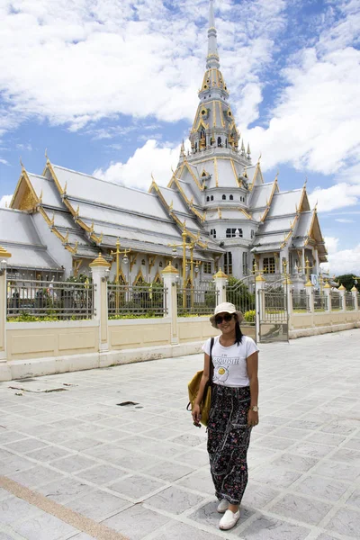 Femme Thaïlandaise Posant Pour Prendre Une Photo Avec Ubosot Wat — Photo