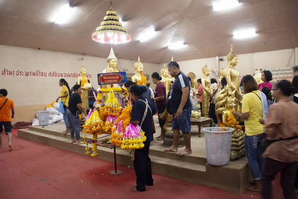 Тайцы Уважают Молитву Посещение Статуи Будды Луанг Фор Соторн Ват — стоковое фото