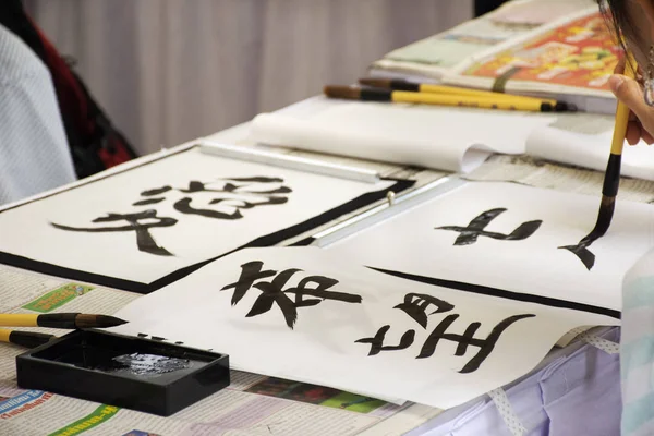 旅行者与使用画笔在2018年7月8日在日本乡村的七夕节上书写日语活动在泰国的小城 — 图库照片