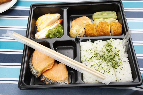 Comida Japonesa Bento Box Arroz Salmón Frito Verduras Con Otra —  Fotos de Stock