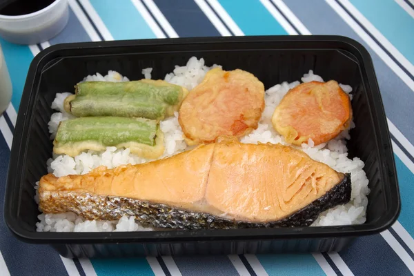 Comida Japonesa Bento Box Arroz Salmón Frito Verduras Con Otra —  Fotos de Stock