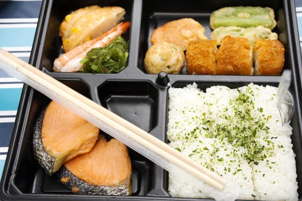 Comida Japonesa Bento Box Arroz Salmón Frito Verduras Con Otra —  Fotos de Stock