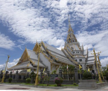 Ubosot, Wat Sothon Wararam Worawihan Tay insanlar için saygı dua ve Luang Phor Sothorn Buda heykeli nimet üstünde 4 Temmuz 2018 yılında Chachoengsao, Thailand.